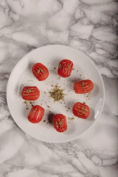 Geleneksel hindistancevizli tatlı baklavası. Ev yapımı fındıklı ve ballı baklava..