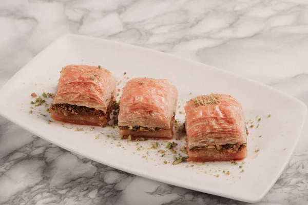 Geleneksel hindistancevizli tatlı baklavası. Ev yapımı fındıklı ve ballı baklava..