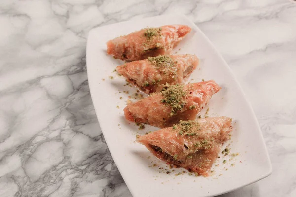 Geleneksel hindistancevizli tatlı baklavası. Ev yapımı fındıklı ve ballı baklava..