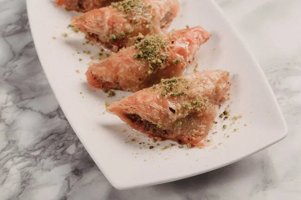 Geleneksel hindistancevizli tatlı baklavası. Ev yapımı fındıklı ve ballı baklava..