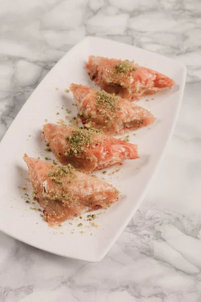 Geleneksel hindistancevizli tatlı baklavası. Ev yapımı fındıklı ve ballı baklava..