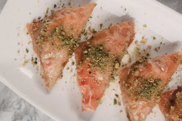 Geleneksel hindistancevizli tatlı baklavası. Ev yapımı fındıklı ve ballı baklava..