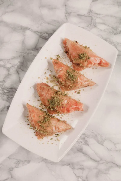 Geleneksel hindistancevizli tatlı baklavası. Ev yapımı fındıklı ve ballı baklava..