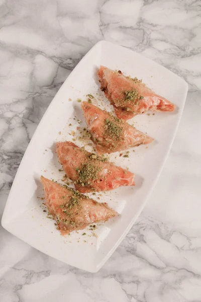 Geleneksel hindistancevizli tatlı baklavası. Ev yapımı fındıklı ve ballı baklava..