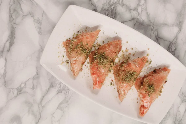 Geleneksel hindistancevizli tatlı baklavası. Ev yapımı fındıklı ve ballı baklava..