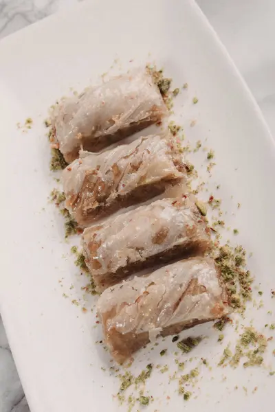 Geleneksel hindistancevizli tatlı baklavası. Ev yapımı fındıklı ve ballı baklava..