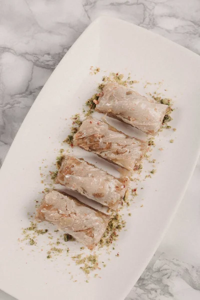 Geleneksel hindistancevizli tatlı baklavası. Ev yapımı fındıklı ve ballı baklava..