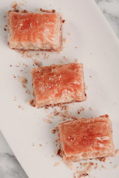 Geleneksel hindistancevizli tatlı baklavası. Ev yapımı fındıklı ve ballı baklava..