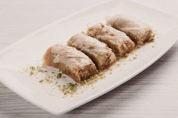 Geleneksel hindistancevizli tatlı baklavası. Ev yapımı fındıklı ve ballı baklava..