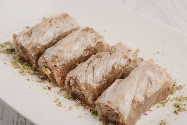 Geleneksel hindistancevizli tatlı baklavası. Ev yapımı fındıklı ve ballı baklava..