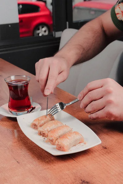Geleneksel hindistancevizli tatlı baklavası. Ev yapımı fındıklı ve ballı baklava..