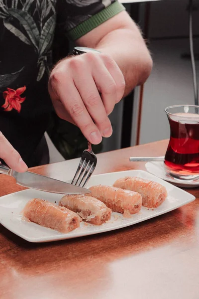 Geleneksel hindistancevizli tatlı baklavası. Ev yapımı fındıklı ve ballı baklava..