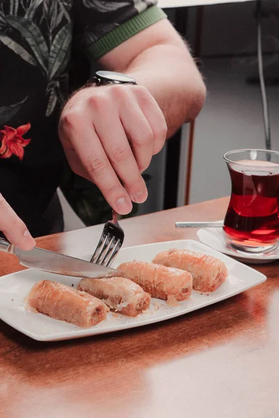 Geleneksel hindistancevizli tatlı baklavası. Ev yapımı fındıklı ve ballı baklava..