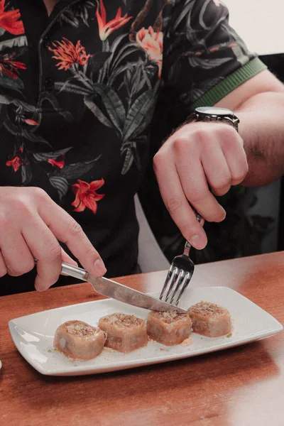 Geleneksel hindistancevizli tatlı baklavası. Ev yapımı fındıklı ve ballı baklava..