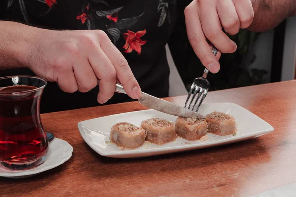 Geleneksel hindistancevizli tatlı baklavası. Ev yapımı fındıklı ve ballı baklava..