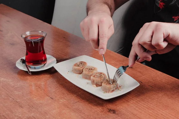 Geleneksel hindistancevizli tatlı baklavası. Ev yapımı fındıklı ve ballı baklava..