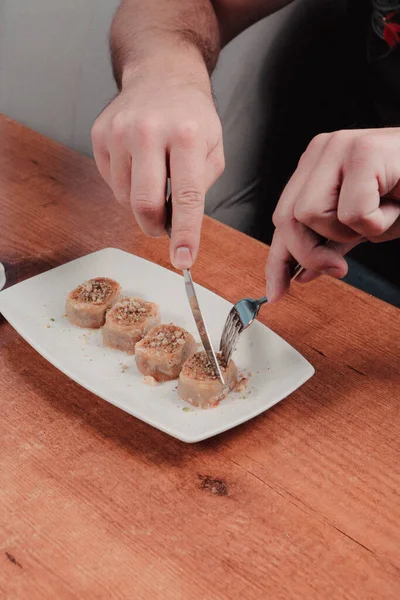 Geleneksel hindistancevizli tatlı baklavası. Ev yapımı fındıklı ve ballı baklava..