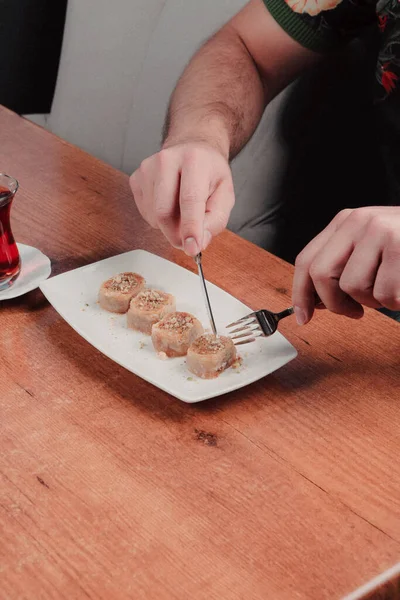 Geleneksel hindistancevizli tatlı baklavası. Ev yapımı fındıklı ve ballı baklava..