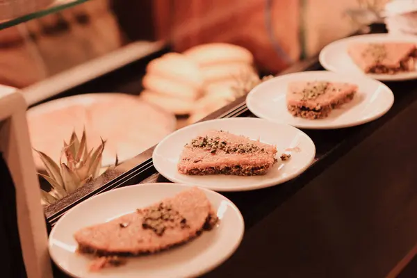 Geleneksel hindistancevizli tatlı baklavası. Ev yapımı fındıklı ve ballı baklava..