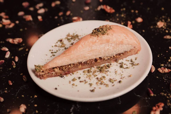Geleneksel hindistancevizli tatlı baklavası. Ev yapımı fındıklı ve ballı baklava..