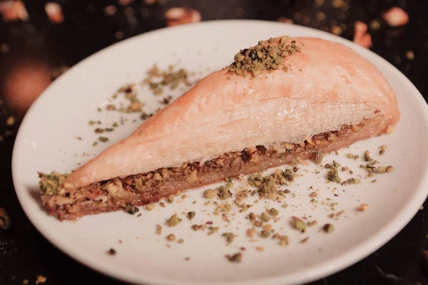 Geleneksel hindistancevizli tatlı baklavası. Ev yapımı fındıklı ve ballı baklava..