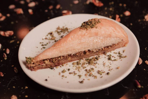 Geleneksel hindistancevizli tatlı baklavası. Ev yapımı fındıklı ve ballı baklava..