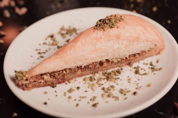 Geleneksel hindistancevizli tatlı baklavası. Ev yapımı fındıklı ve ballı baklava..