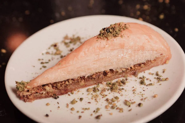 Geleneksel hindistancevizli tatlı baklavası. Ev yapımı fındıklı ve ballı baklava..
