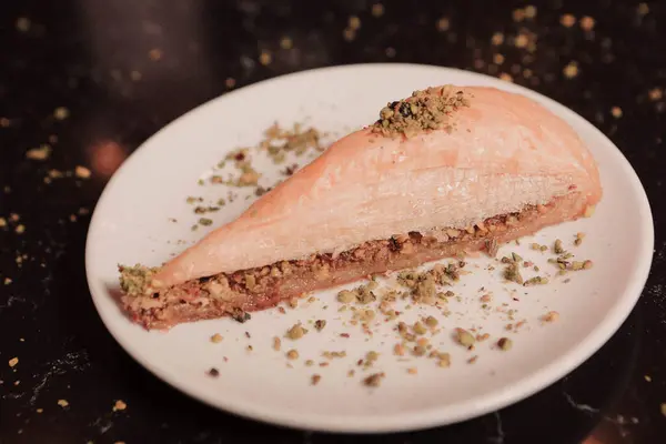 Geleneksel hindistancevizli tatlı baklavası. Ev yapımı fındıklı ve ballı baklava..