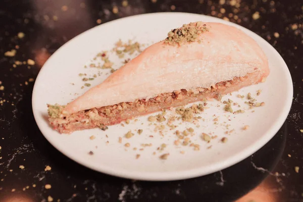 Geleneksel hindistancevizli tatlı baklavası. Ev yapımı fındıklı ve ballı baklava..