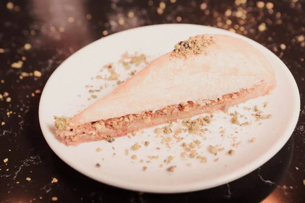 Geleneksel hindistancevizli tatlı baklavası. Ev yapımı fındıklı ve ballı baklava..