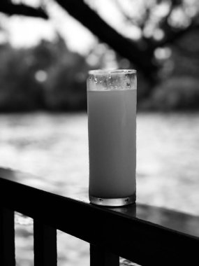 Özel Alkollü İçkili Rakılı Türk ve Yunan Geleneksel Yemek Masası. Uzo ve Türk Rakısı, Türkiye, Yunanistan, Kıbrıs ve Lübnan'da yaygın olarak tüketilen kuru anason aromalı bir aperatiftir.