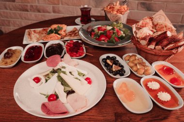 zengin ve leziz Türk Kahvaltı