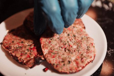 Geleneksel Türkçe fırında pide. Türk pizzası, Orta Doğu aperatifleri. Türk mutfağı. Et ile doldurulmuş çam