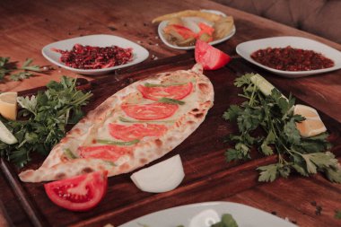 Geleneksel Türkçe fırında pide. Türk pizzası, Orta Doğu aperatifleri. Türk mutfağı. Et ile doldurulmuş çam