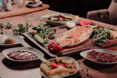 Geleneksel Türkçe fırında pide. Türk pizzası, Orta Doğu aperatifleri. Türk mutfağı. Et ile doldurulmuş çam