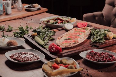 Geleneksel Türkçe fırında pide. Türk pizzası, Orta Doğu aperatifleri. Türk mutfağı. Et ile doldurulmuş çam