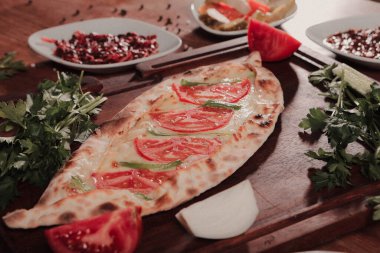 Geleneksel Türkçe fırında pide. Türk pizzası, Orta Doğu aperatifleri. Türk mutfağı. Et ile doldurulmuş çam