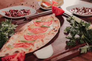 Geleneksel Türkçe fırında pide. Türk pizzası, Orta Doğu aperatifleri. Türk mutfağı. Et ile doldurulmuş çam