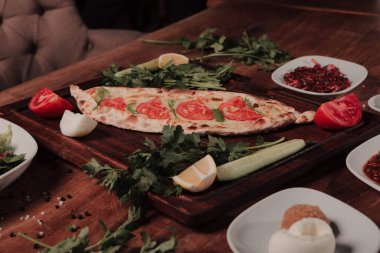 Geleneksel Türkçe fırında pide. Türk pizzası, Orta Doğu aperatifleri. Türk mutfağı. Et ile doldurulmuş çam