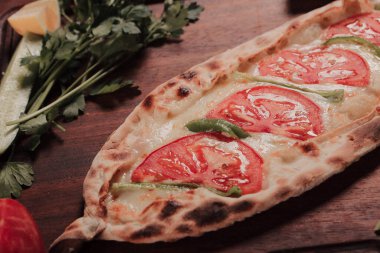 Geleneksel Türkçe fırında pide. Türk pizzası, Orta Doğu aperatifleri. Türk mutfağı. Et ile doldurulmuş çam