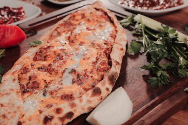 Geleneksel Türkçe fırında pide. Türk pizzası, Orta Doğu aperatifleri. Türk mutfağı. Et ile doldurulmuş çam