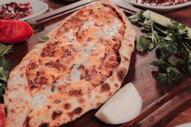 Geleneksel Türkçe fırında pide. Türk pizzası, Orta Doğu aperatifleri. Türk mutfağı. Et ile doldurulmuş çam