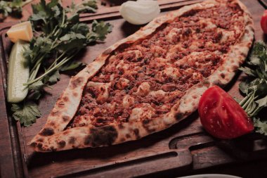 Geleneksel Türkçe fırında pide. Türk pizzası, Orta Doğu aperatifleri. Türk mutfağı. Et ile doldurulmuş çam