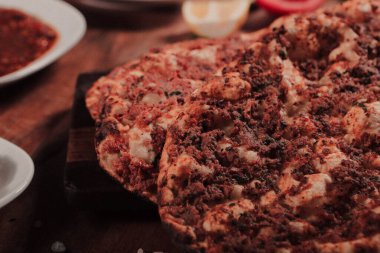 Geleneksel Türkçe fırında pide. Türk pizzası, Orta Doğu aperatifleri. Türk mutfağı. Et ile doldurulmuş çam