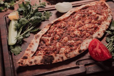 Geleneksel Türkçe fırında pide. Türk pizzası, Orta Doğu aperatifleri. Türk mutfağı. Et ile doldurulmuş çam
