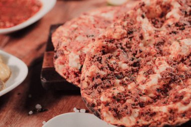 Geleneksel Türkçe fırında pide. Türk pizzası, Orta Doğu aperatifleri. Türk mutfağı. Et ile doldurulmuş çam