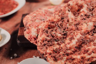 Geleneksel Türkçe fırında pide. Türk pizzası, Orta Doğu aperatifleri. Türk mutfağı. Et ile doldurulmuş çam