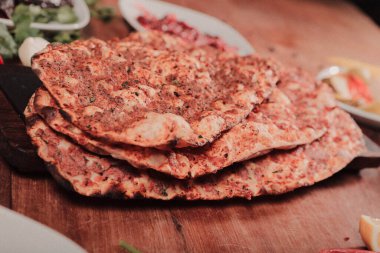 Geleneksel Türkçe fırında pide. Türk pizzası, Orta Doğu aperatifleri. Türk mutfağı. Et ile doldurulmuş çam