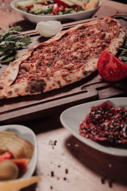 Geleneksel Türkçe fırında pide. Türk pizzası, Orta Doğu aperatifleri. Türk mutfağı. Et ile doldurulmuş çam